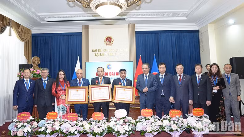 Общество вьетнамцев в России, председатель и постоянный заместитель председателя Общества награждены Орденом Труда третьей степени.