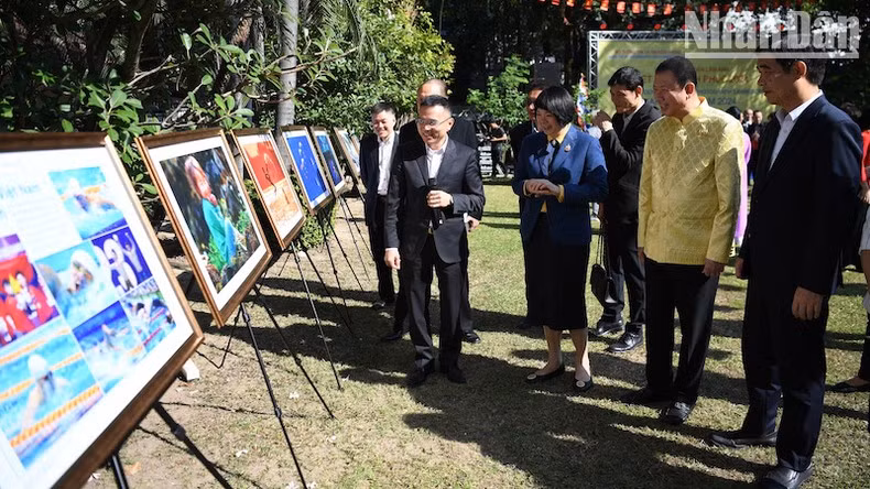 Делегаты посещают выставку, организованную на территории Посольства Вьетнама в Таиланде.