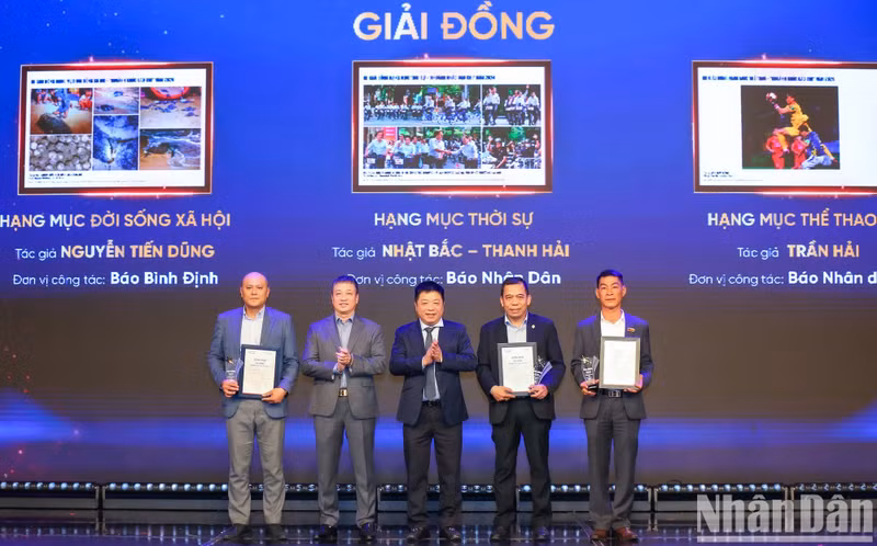 Авторы/авторские коллективы, получившие бронзовые награды.