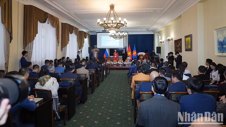 На конференции присутствовало более 50 делегатов.