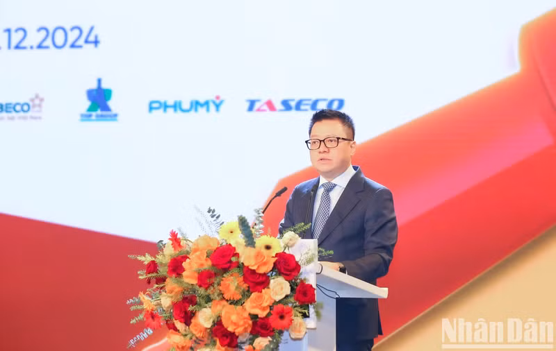 Товарищ Ле Куок Минь выступает на церемонии.