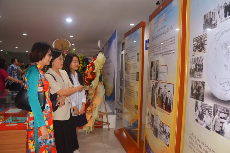 На выставке представлено множество памятных вещей и документов о журналисте, дипломате Ли Ван Шау. Фото: Х.Хоанг