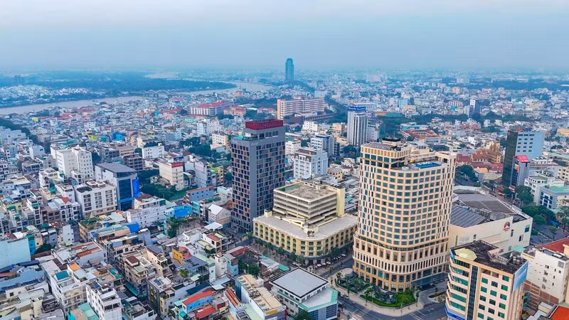 Два новых отеля, Charmant Suit (справа) на 166 номеров и Wink Hotel на 238 номеров, начали работу в 2024 году. Фото: ВИA