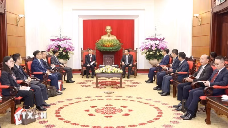 Товарищ Нгуен Суан Тханг принимает делегацию Коммунистической партии Китая. Фото: ВИА