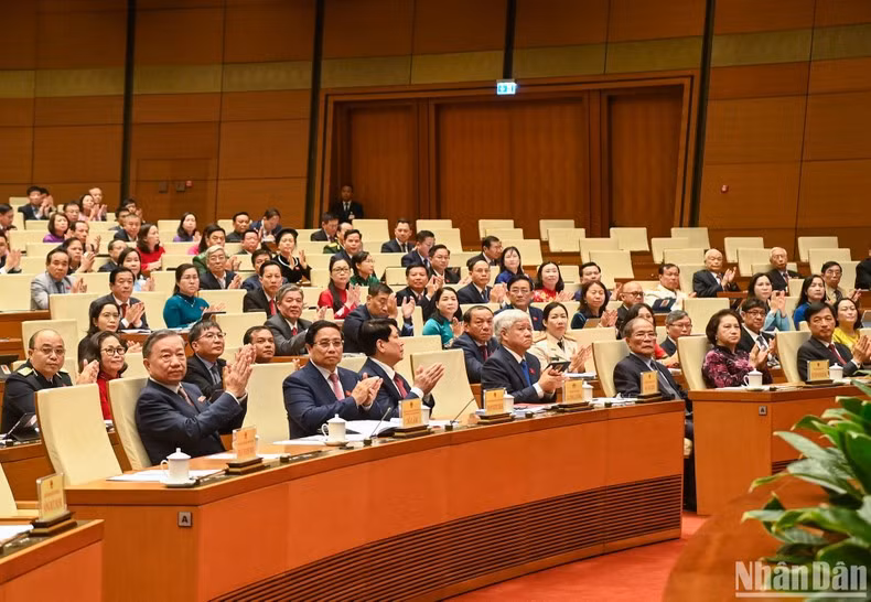 Действующие и бывшие руководители Партии и Государства, депутаты НС на церемонии открытия сессии. Фото: Зюи Линь