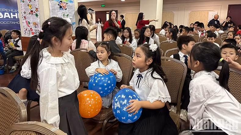 Дети с энтузиазмом участвуют в программе. Фото: Тхюи Ван