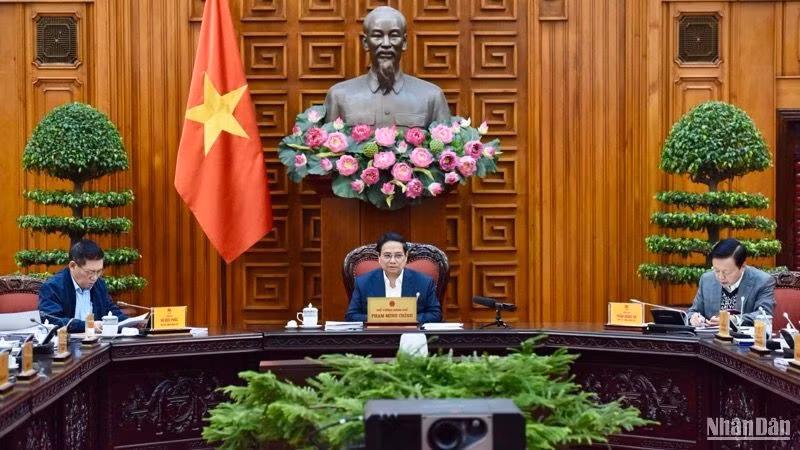 Премьер-министр Фам Минь Тьинь председательствует на заседании. Фото: Чан Хай