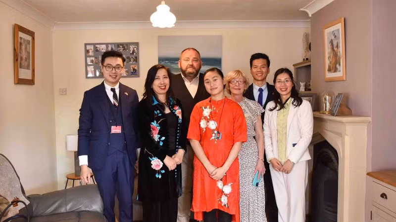 Замминистра Ле Тхи Тху Ханг навещает семью г-на Имона Макмаллена. Фото: МИД Вьетнама