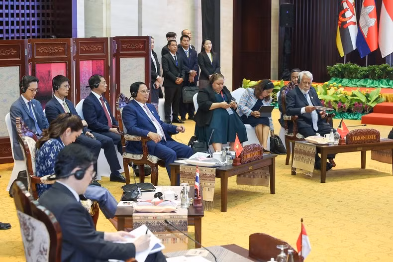 Премьер-министр Фам Минь Тьинь принимает участие в узком заседании. Фото: VGP