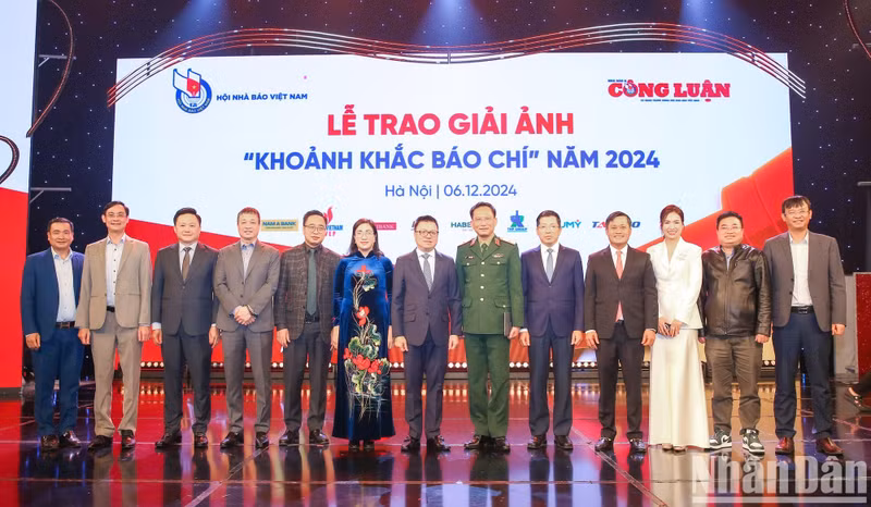 Делегаты фотографируются на память.