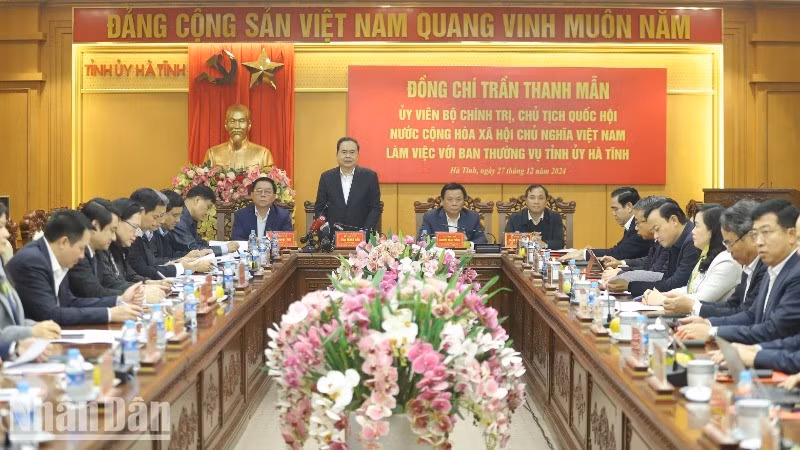 Председатель НС Чан Тхань Ман выступает на рабочей встрече.