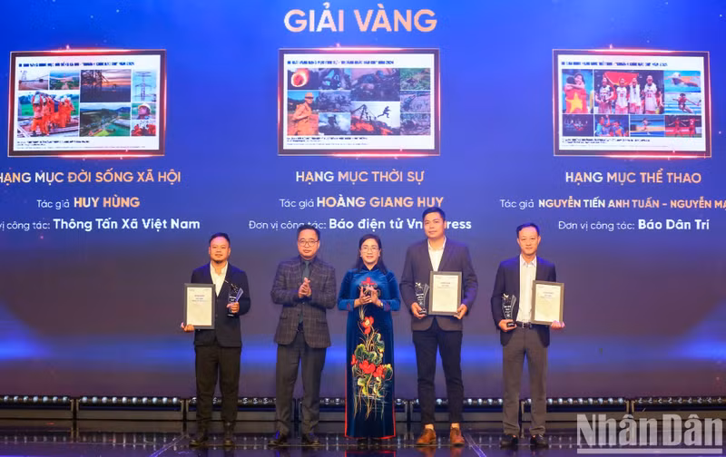 Авторы/авторские коллективы, получившие золотые награды.