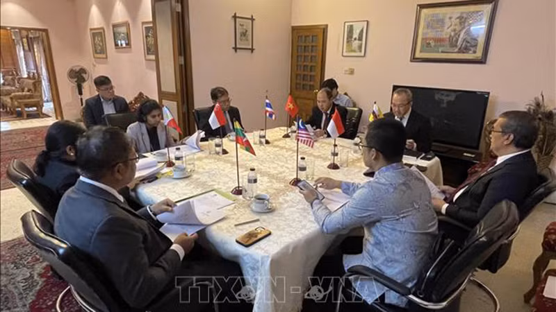 Посол Вьетнама в Бангладеш Нгуен Мань Кыонг председательствует на заседании. Фото: ВИА