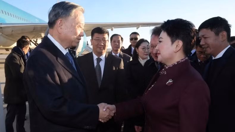 Министр иностранных дел Монголии Б. Батцэцэг провожает Генерального секретаря ЦК КПВ, Президента То Лама. Фото: ВИА