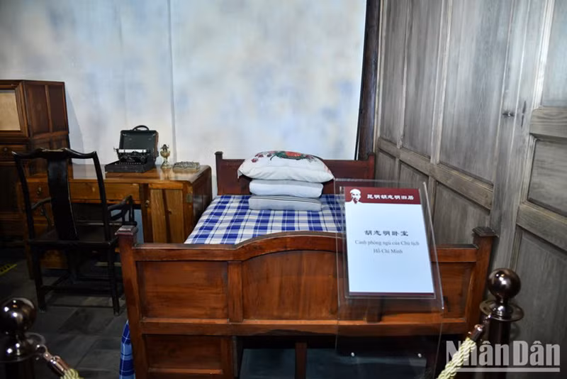 Драгоценные артефакты, рассказывающие о революционной деятельности Президента Хо Ши Мина, представлены в мемориальном комплексе. Фото: Тхань Жанг