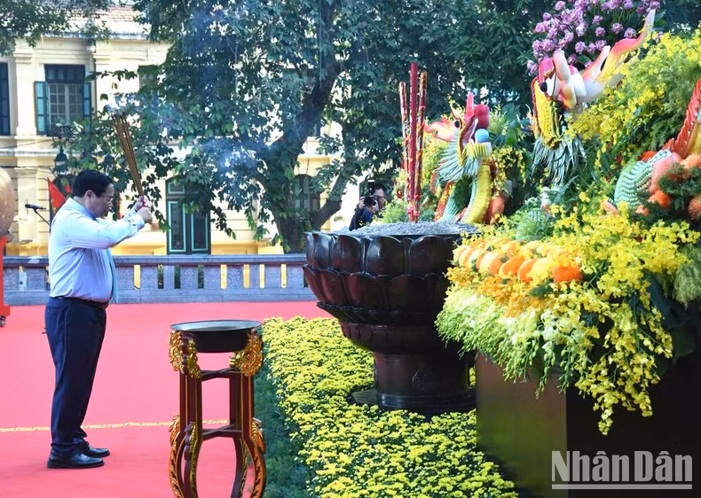 Премьер-министр Фам Минь Тьинь воскуряет благовония у памятника Ли Тхай То. Фото: Чан Хай