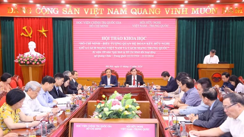 Делегат представляет доклад на конференции.