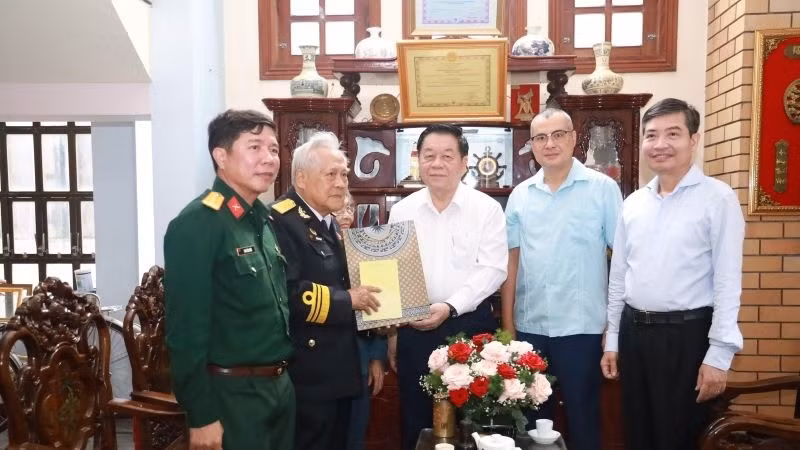 Товарищ Нгуен Чонг Нгиа вручает подарки Герою Народных вооруженных сил подполковнику Хо Дак Тханю.