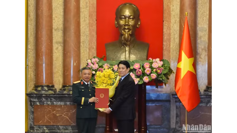 Президент Лыонг Кыонг вручает товарищу Ле Куанг Миню решение о присвоении звания генерал-полковника.