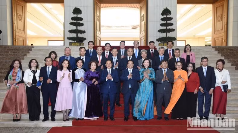 Премьер-министр Фам Минь Тьинь фотографируется с послами и главами представительств Вьетнама за рубежом. Фото: Чан Хай Премьер-министр Фам Минь Тьинь фотографируется с послами и главами представительств Вьетнама за рубежом. Фото: Чан Хай