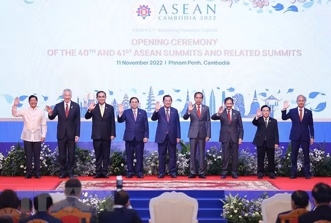 Премьер-министр Вьетнама Фам Минь Тьинь и руководители стран АСЕАН на церемонии открытия саммитов. Фото: ВИА