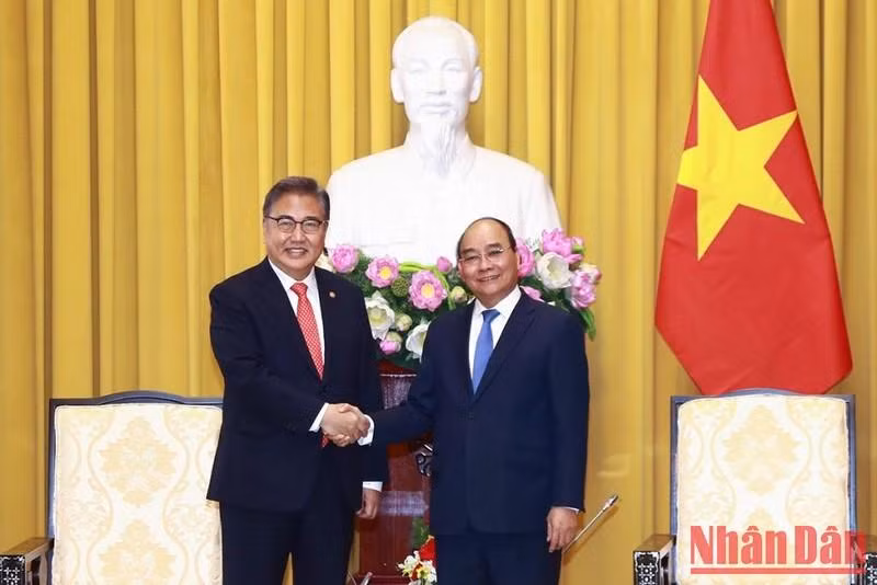 Президент Вьетнама Нгуен Суан Фук и Министр иностранных дел Южной Кореи Пак Чин. Фото: Тхюи Нгуен - Фам Хай