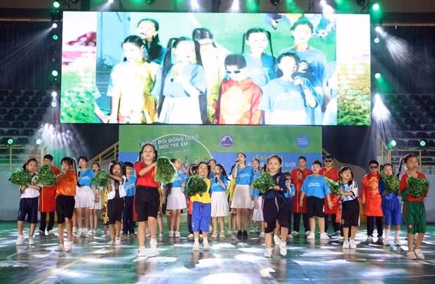 Дети выступают с номером на церемонии празднования Всемирного дня ребенка в Дананге, 19 ноября. Фото: ВИА