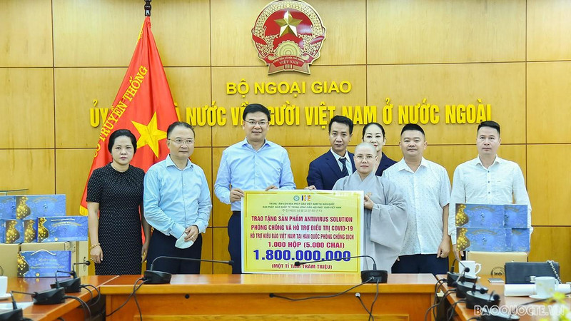 Замминистра Фам Куанг Хиеу принимает продукты. Фото: baoquocte.vn
