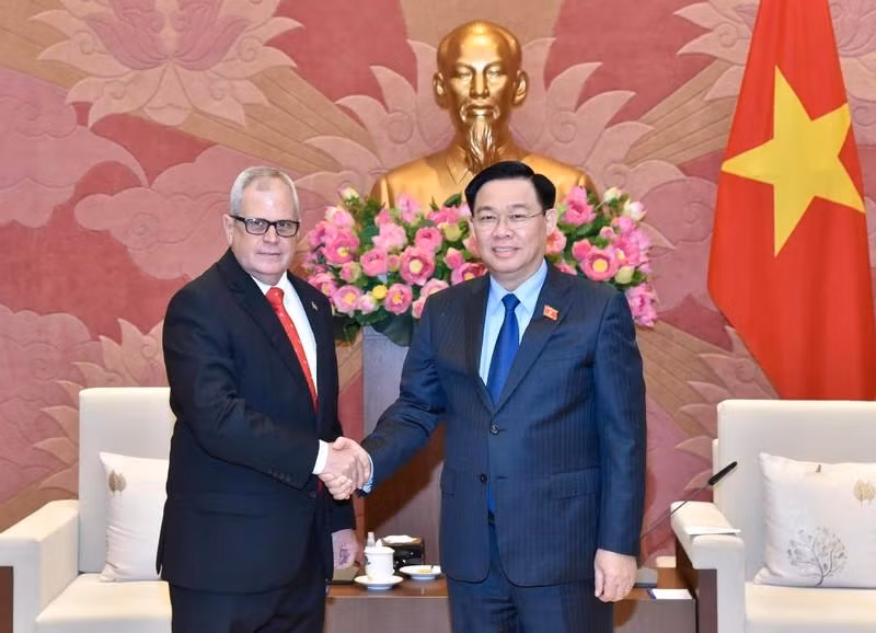 Председатель НС Выонг Динь Хюэ принимает товарища Омеро Акосту Альвареса. Фото: Зюи Линь