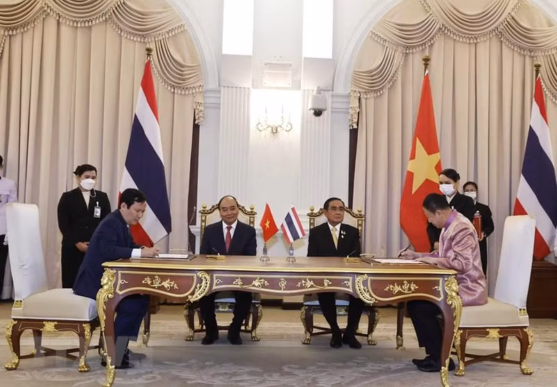 Президент Нгуен Суан Фук и Премьер-министр Прают Чан-Оча присутствуют на церемонии подписания документов о сотрудничестве. Фото: ВИА