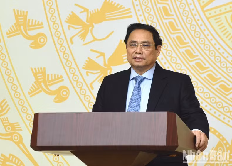 Премьер-министр Фам Минь Тьинь выступает на конференции. Фото: Чан Хай