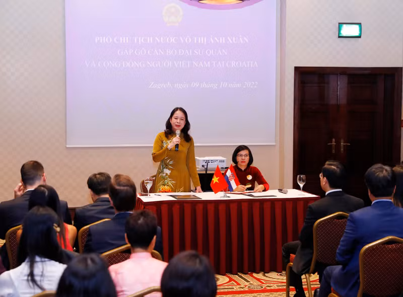 Вице-президент Во Тхи Ань Суан на встрече с сотрудниками Посольства Вьетнама и представителями вьетнамской диаспоры. Фото: МИД Вьетнама