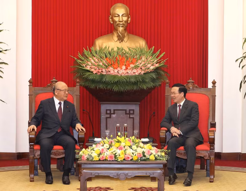 Постоянный член Секретариата ЦК КПВ Во Ван Тхыонг и г-н Цутому Такэбэ. Фото: ВИА