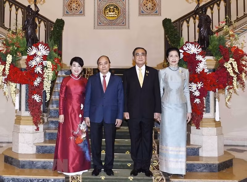 Президент Нгуен Суан Фук с супругой и Премьер-министр Прают Чан-Оча с супругой. Фото: ВИА