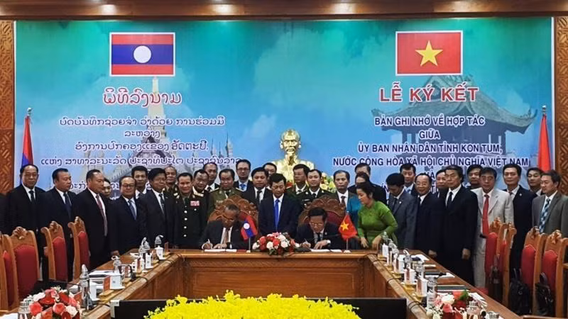 Председатель Народного комитета провинции Контум Ле Нгок Туан и Губернатор провинции Аттапы Лет Сайняфон подписывают Меморандум.