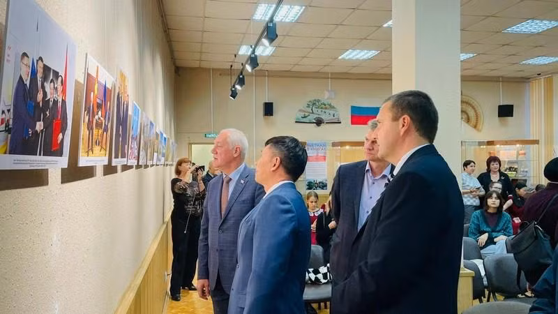 Участники смотрят фотографии об отношениях между Вьетнамом и Россией.