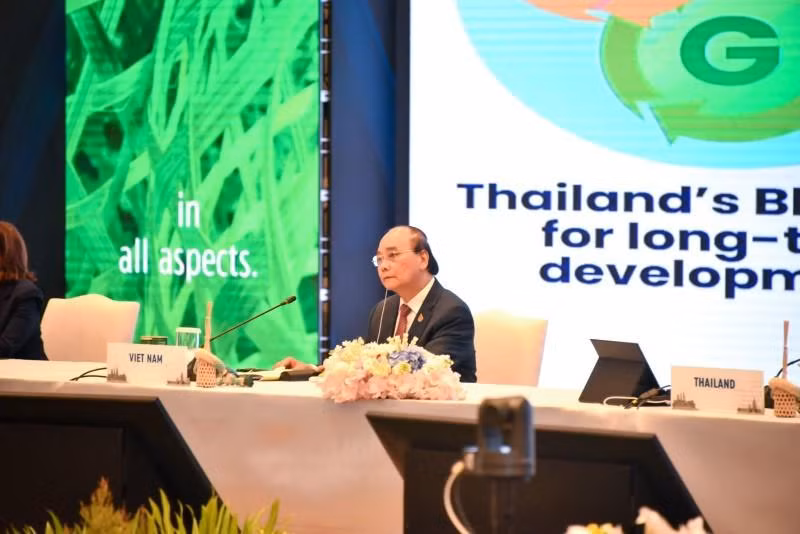 Президент Вьетнама Нгуен Суан Фук на заседании руководителей экономик АТЭС в узком составе. Фото: Оргкомитет АТЭС