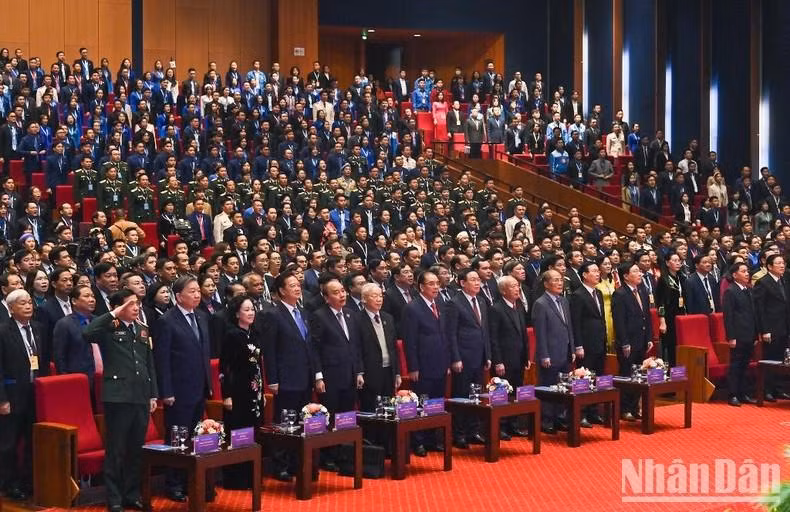 Действующие и бывшие руководители Партии и Государства выполняют ритуал приветствия флага.