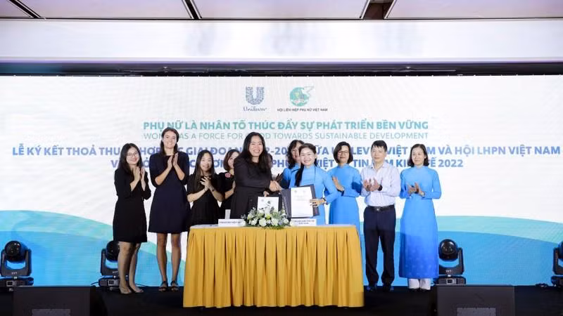 Представители «Unilever Vietnam» и Союза женщин Вьетнама подписывают программу.