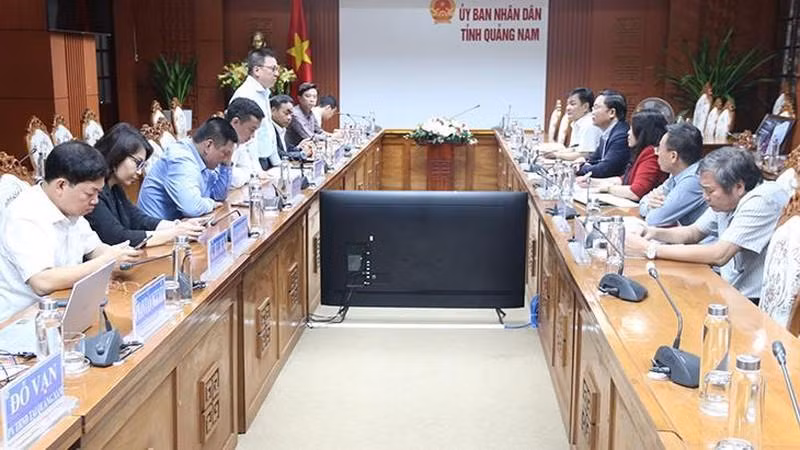 Товарищ Ле Куок Минь на встрече с руководителями провинции Куангнам.