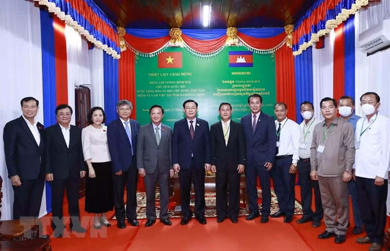 Председатель НС Выонг Динь Хюэ на приеме Заместителя губернатора провинции Кампонгтхом. Фото: ВИА