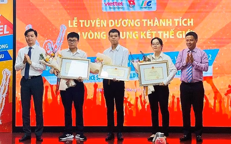 Оргкомитет вручает похвальные грамоты конкурсантам, выигравшим медали на финале конкурсов в 2022 году.