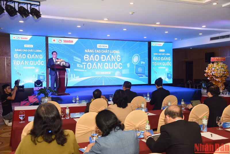 Товарищ Нгуен Чонг Нгиа выступает на конференции.