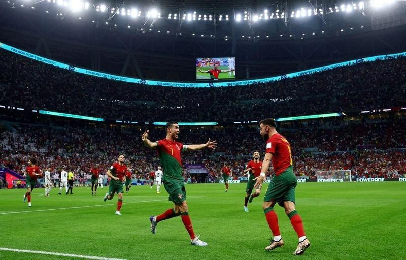 Роналду и Фернандеш празднуют гол в матче против сборной Уругвая. Фото: Рейтер