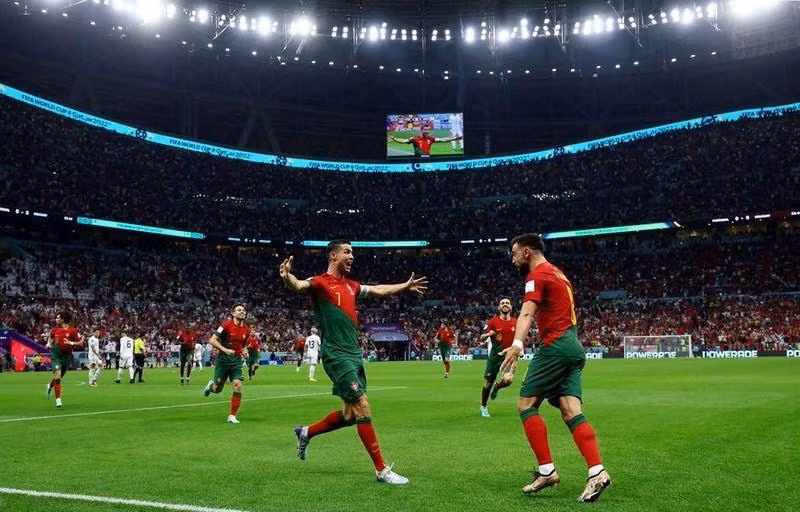 Роналду и Фернандеш празднуют гол в матче против сборной Уругвая. Фото: Рейтер