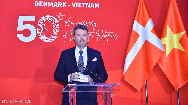 Наследный принц Дании Фредерик выступает с речью. Фото: baoquocte.vn