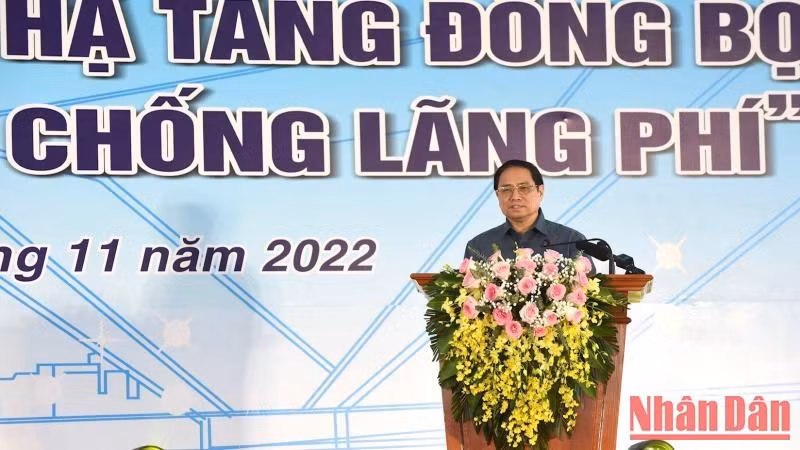 Премьер-министр Фам Минь Тьинь выступает с речью. Фото: Чан Хай