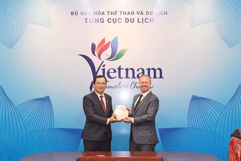 Директор Нгуен Чунг Кхань вручает подарок г-ну Роберту Брэдли. Фото: Главное управление туризма Вьетнама