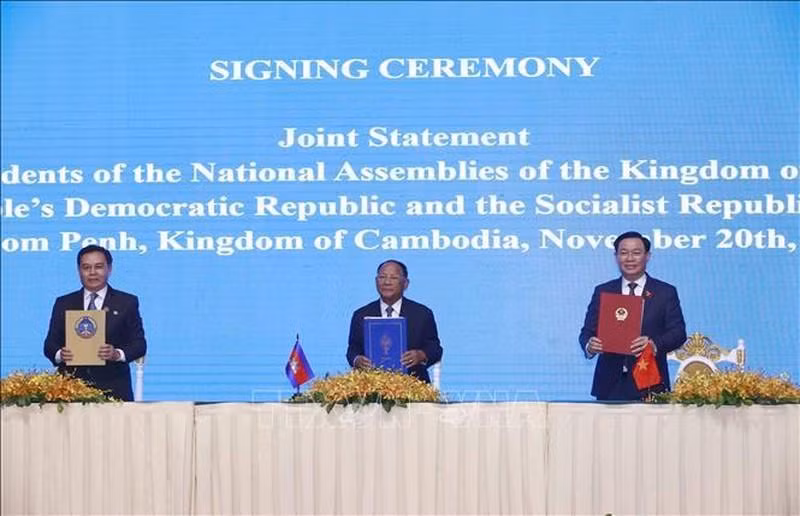 Председатели парламентов Камбоджи, Лаоса и Вьетнама подписывают Совместную декларацию. Фото: ВИА
