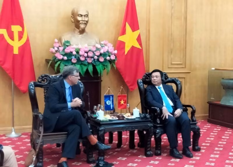 Товарищ Нгуен Суан Тханг принимает г-на Марчелло Эстевао.